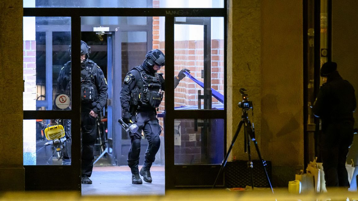 Polis, kriminaltekniker och NBS på plats på Nobelvägen i Malmö där den nattliga detonationen skedde. Foto: Johan Nilsson/TT