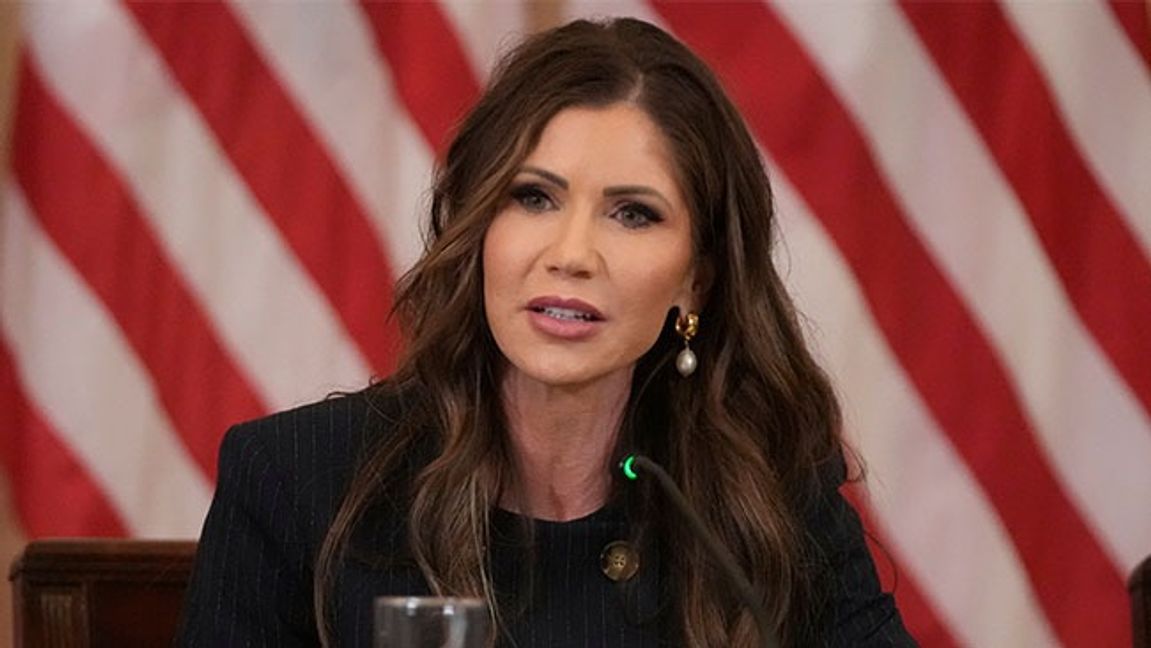 Inrikessäkerhetsminister Kristi Noem. Bild: AP Photo/Mark Schiefelbein