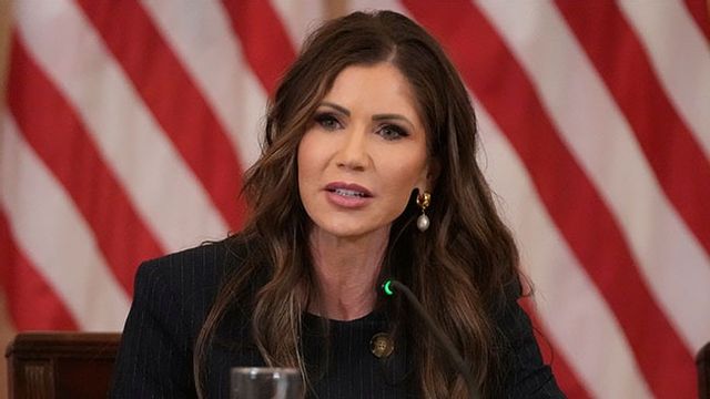 Inrikessäkerhetsminister Kristi Noem. Bild: AP Photo/Mark Schiefelbein