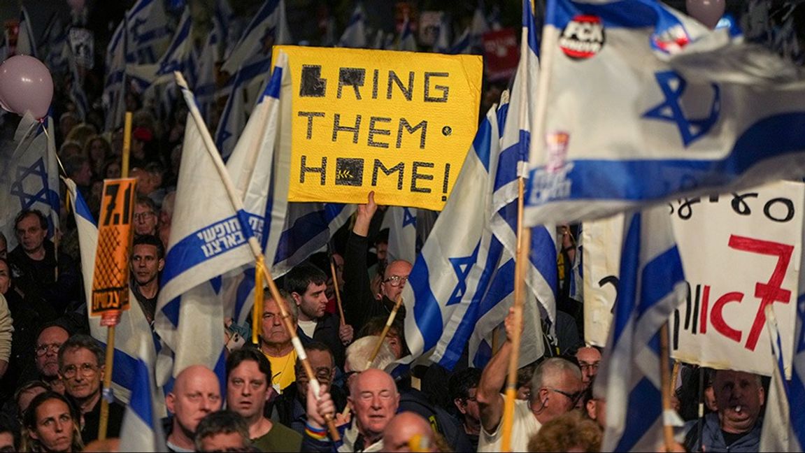 Protest i Israel mot premiärminister Benjamin Netanyahu och om att få hem gisslan tagen av terrororganisationen Hamas. Foto: Ohad Zwigenberg/AP/TT