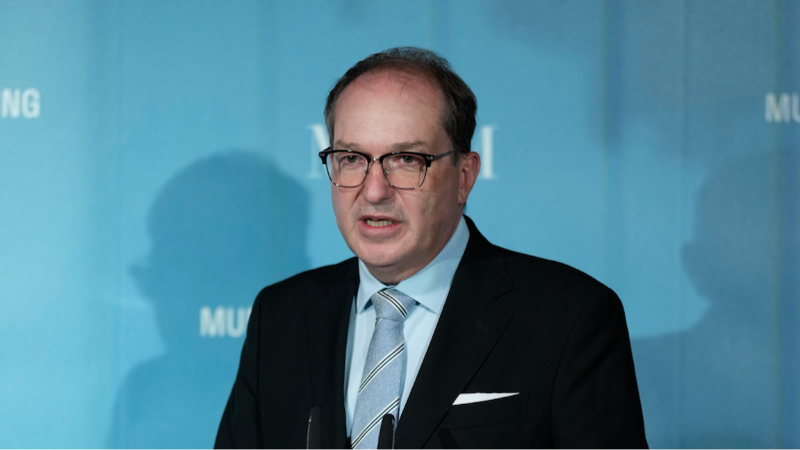 Tysklands inrikesminister Alexander Dobrindt står bakom beslutet att frånta Hamas-stödjare deras tyska medborgarskap. Foto: Matthias Schrader/AP/TT