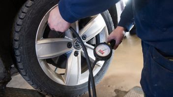 Reparation av ett punkterat däck på en däckverkstad. Arkivbild. Foto: Fredrik Sandberg/TT.