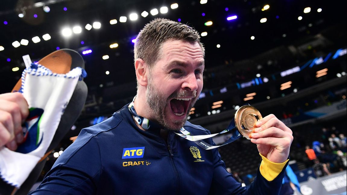 Sveriges målvakt Andreas Palicka med EM-guldet. Foto: Anna Szilagyi/AP/TT