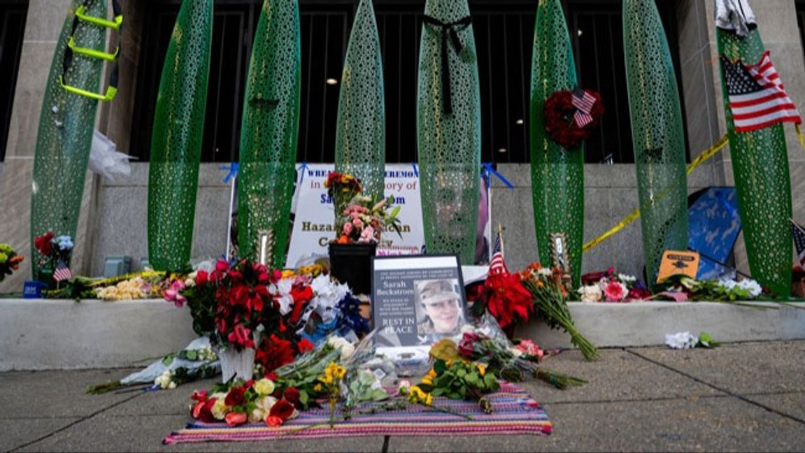 Blommor och amerikanska flaggor vid minnesplatsen för Sarah Beckstrom i Washington DC. Foto: Julia Demaree Nikhinson/AP/TT.