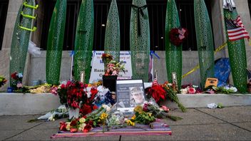 Blommor och amerikanska flaggor vid minnesplatsen för Sarah Beckstrom i Washington DC. Foto: Julia Demaree Nikhinson/AP/TT.