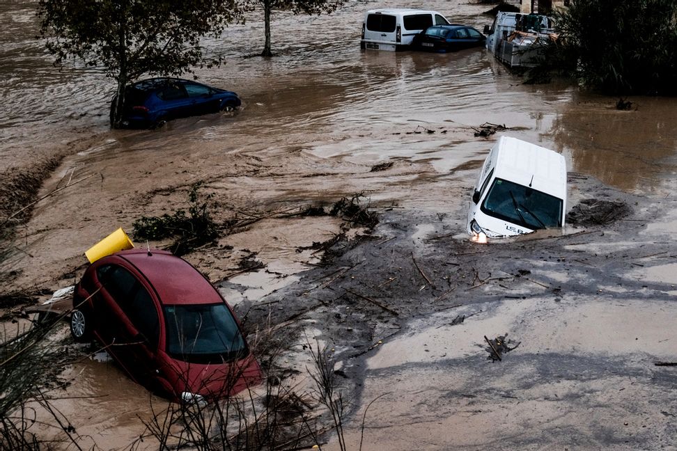 Bilar har dragits med i vattenmassor efter plötsliga skyfall i södra och sydöstra Spanien. Bild tagen i Álora i provinsen Málaga på tisdagen. Gregorio Marrero/AP/TT