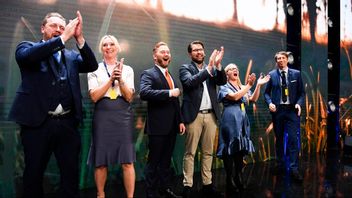 På valvakan 2022 var stämningen på topp efter att SD blivit största icke-socialistiska parti. Idag står SD inför en utmaning i att vara både en del av regeringen och att utmana etablissemanget. På bilden: Mattias Karlsson, Jessica Stegrud, Henrik Vinge, Jimmie Åkesson, Julia Kronlid och Richard Jomshof. Foto: Maja Suslin/TT