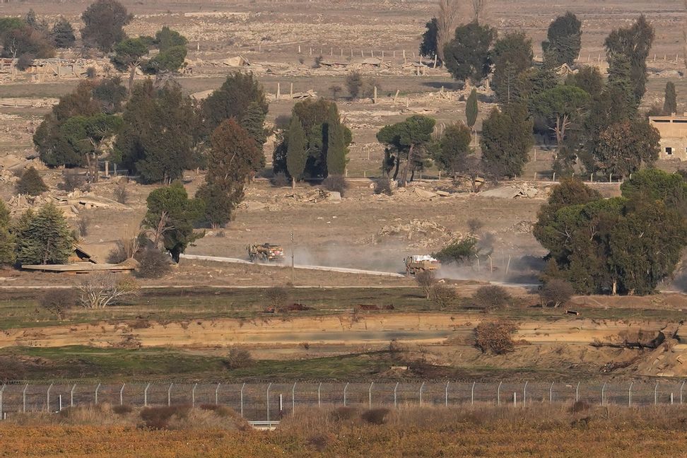 Israelisk militär på den syriska sidan vid en gränsövergång. Israel säger sig ha attackerat platser i Syrien där misstänkta kemiska vapen finns. Foto: Matias Delacroix/AP/TT