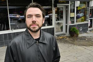 Hampus Östlund lindade en t-shirt runt en av de skadades sår.  Jonas Ekströmer/TT