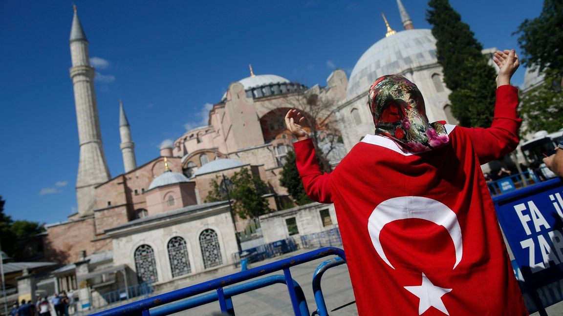 En kvinna utanför Hagia Sophia i Istanbul. Foto: Emrah Gurel/AP/TT