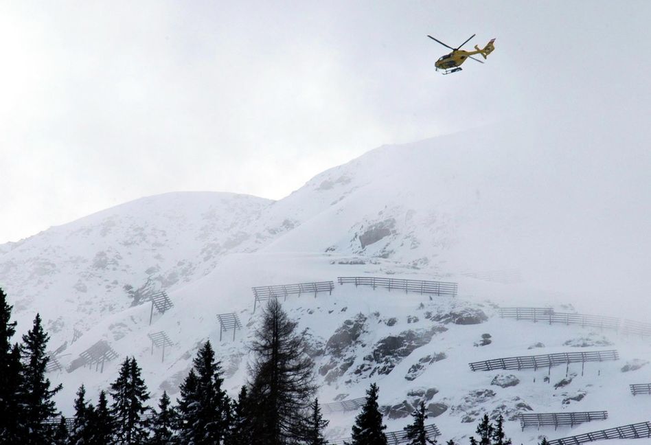 En tandemskärmflygning slutade i krasch i en snöfest i Sankt Anton i de österrikiska Alperna. Den här bilden togs i området vid ett annat tillfälle. Foto: Andreas Fischer/AP/TT