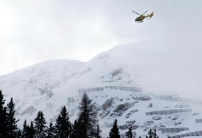 En tandemskärmflygning slutade i krasch i en snöfest i Sankt Anton i de österrikiska Alperna. Den här bilden togs i området vid ett annat tillfälle. Foto: Andreas Fischer/AP/TT