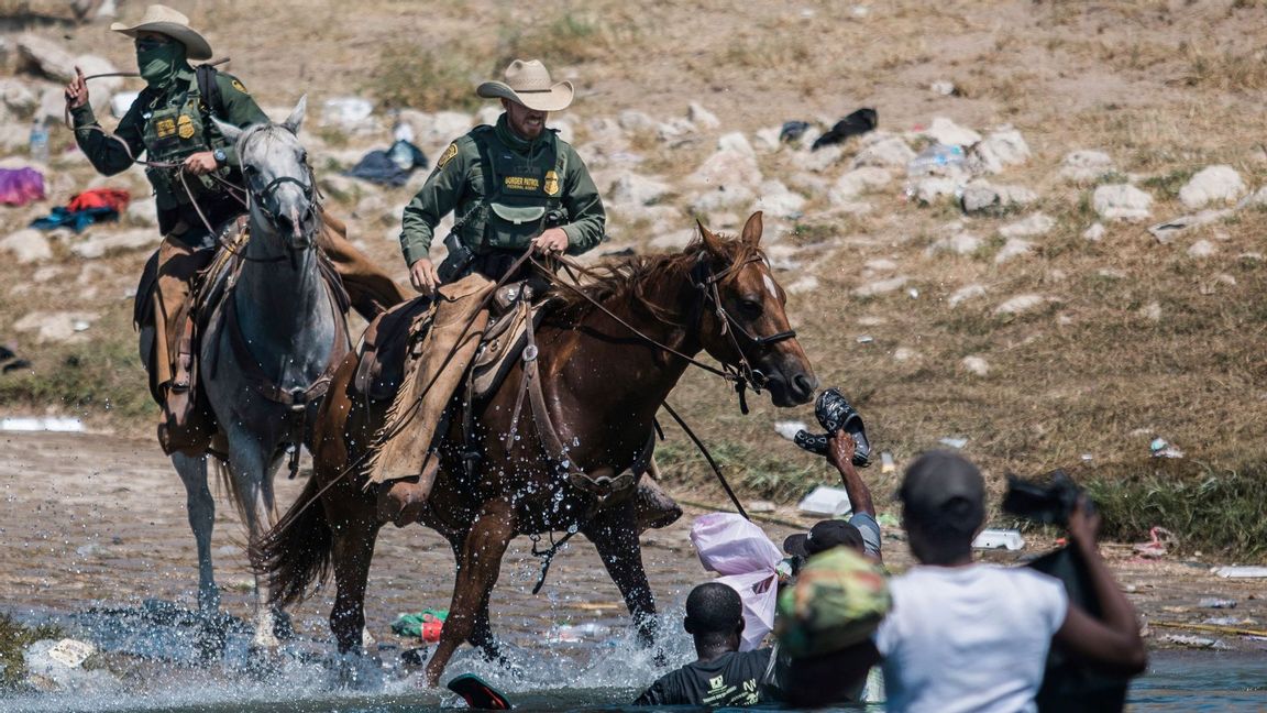 Bilderna på amerikanska ridande gränspoliser som föser bort migranter vid Del Rio har väckt starka känslor. Foto: Felix Marquez/AP/TT.