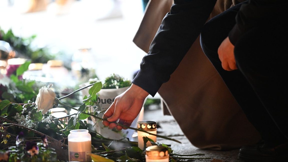 Minnesstund i Skärholmen centrum den 13 april för 39-åringen som sköts ihjäl i en gångtunnel några dagar tidigare. Arkivbild. Foto: FREDRIK SANDBERG/TT