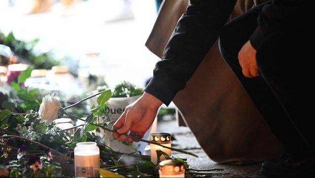 Minnesstund i Skärholmen centrum den 13 april för 39-åringen som sköts ihjäl i en gångtunnel några dagar tidigare. Arkivbild. Foto: FREDRIK SANDBERG/TT