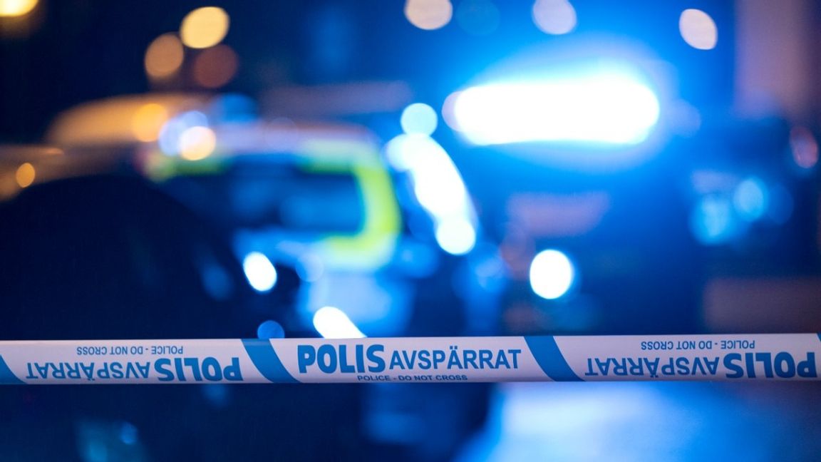 Lägenheten är avspärrad så att polisens tekniker kan genomföra en brottsplatsundersökning. Foto: Johan Nilsson/TT