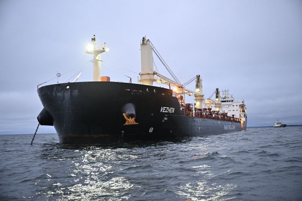 Lastfartyget Vezhen ligger på måndagen ankrat utanför Karlskrona. Johan Nilsson/TT