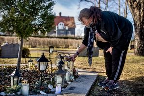 Tina Eklund vid sin sons grav. Foto: Jonas Gratzer.