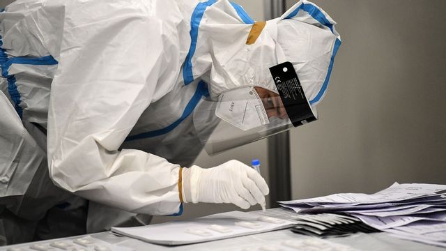 Antalet smittade av covid-19 ökar i vissa regioner.
Foto: Martin Meissner/AP