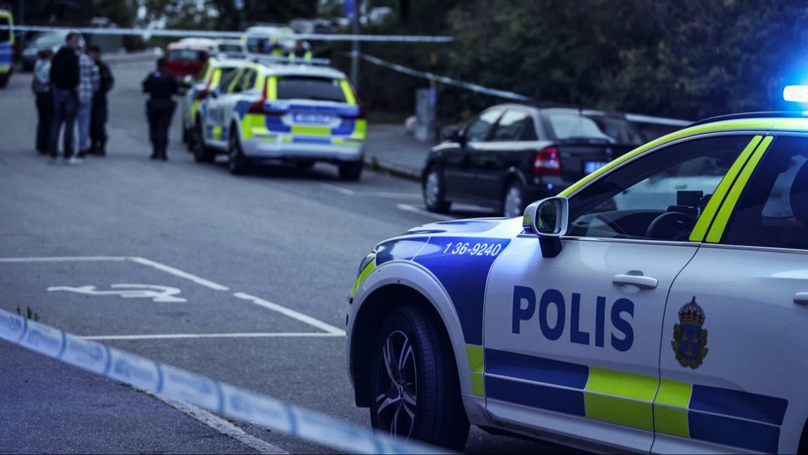 Polis på plats i Sätra där en ung man blivit skjuten utomhus. Foto: Caisa Rasmussen/TT