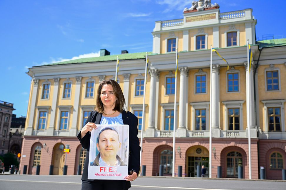 Bild från 2024, när Vida Mehrannia skulle träffa dåvarande utrikesminister Tobias Billström för samtal om sin make Ahmadreza Djalali, som dömts till döden i Iran. Foto: Christine Olsson/TT