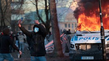 Demonstranter satte eld på tre polisbussar i Sveaparken i Örebro under påskkravallerna. Foto: Kicki Nilsson / TT