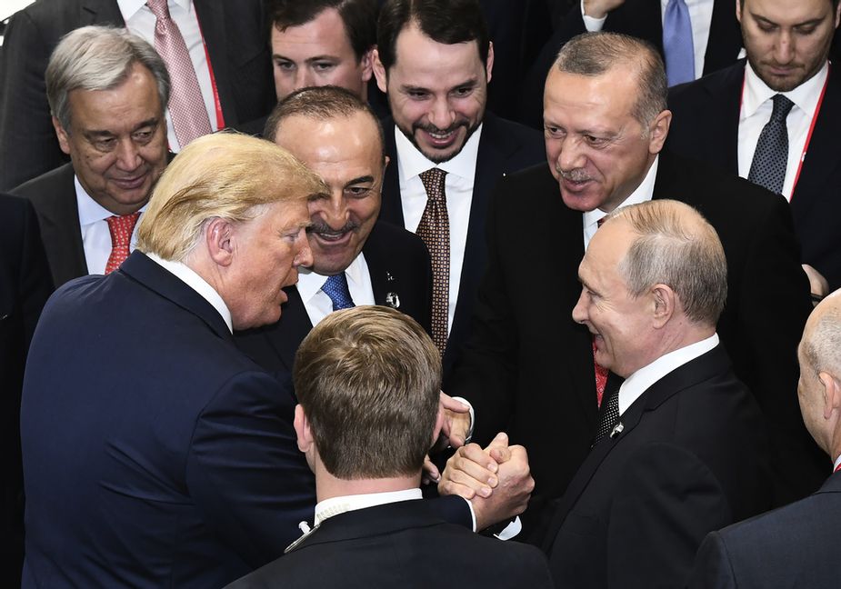 Vladimir Putin hälsar på Donald Trump i Osaka, Japan 2019. Arkivbild. USA:s presidentkansli via AP/TT