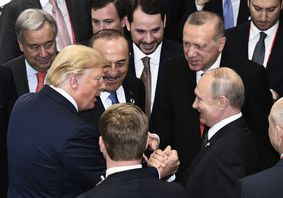 Vladimir Putin hälsar på Donald Trump i Osaka, Japan 2019. Arkivbild. USA:s presidentkansli via AP/TT