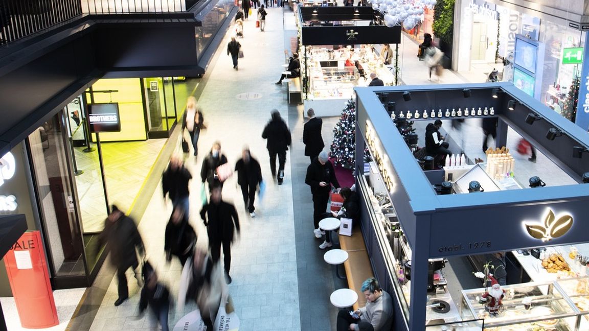 Julhandeln minskar i år, ett tecken på hur illa ställt det är med den svenska ekonomin. Foto: Fredrik Sandberg/TT