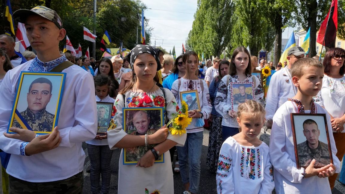 Relatives of soldiers carry their portraits as they march along Kyiv’s main street during celebrations of Independence Day in Kyiv, Ukraine, Tuesday, Aug. 24, 2021. Ukraine mark the 30th anniversary of its independence. Photo: Efrem Lukatsky/AP/TT