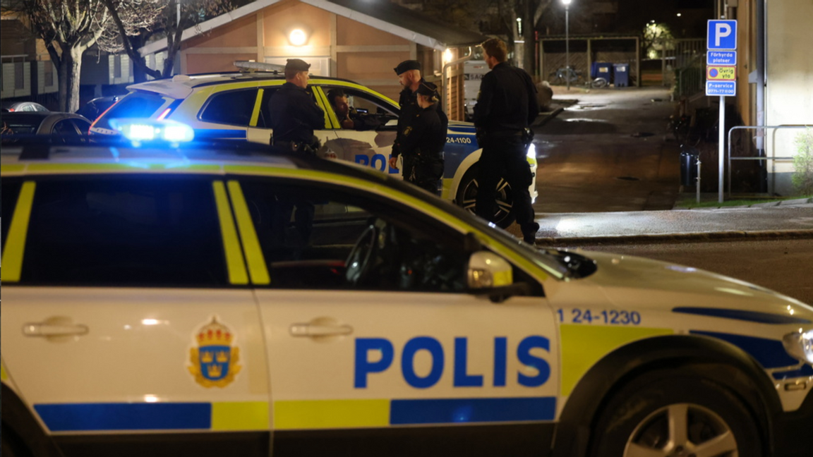 Två skadade personer fördes till sjukhus efter en skottlossning i Västerås sent på lördagen. Foto: Blåljusbilder/TT