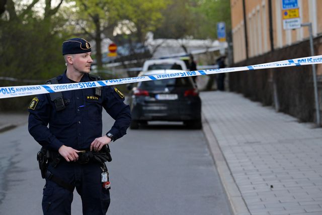 Polis på plats efter mordet på Allhelgonagatan på Södermalm i centrala Stockholm den 6 maj 2024. Janerik Henriksson/TT