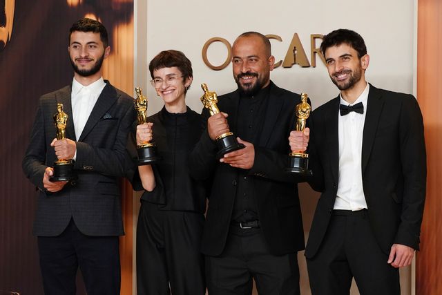 Basel Adra, Rachel Szor, Hamdan Ballal och Yuval Abraham tar emot en Oscar för ”No Other Land”. Arkivbild. Foto: Jordan Strauss