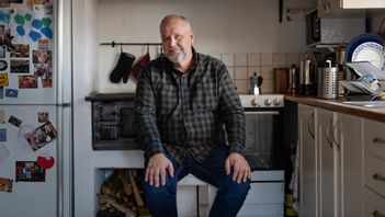 Jonas Sjöstedt borde sluta posera som mysfarbror och i stället se till att snabbt lösa frågan. Foto: Erik Abel/TT 