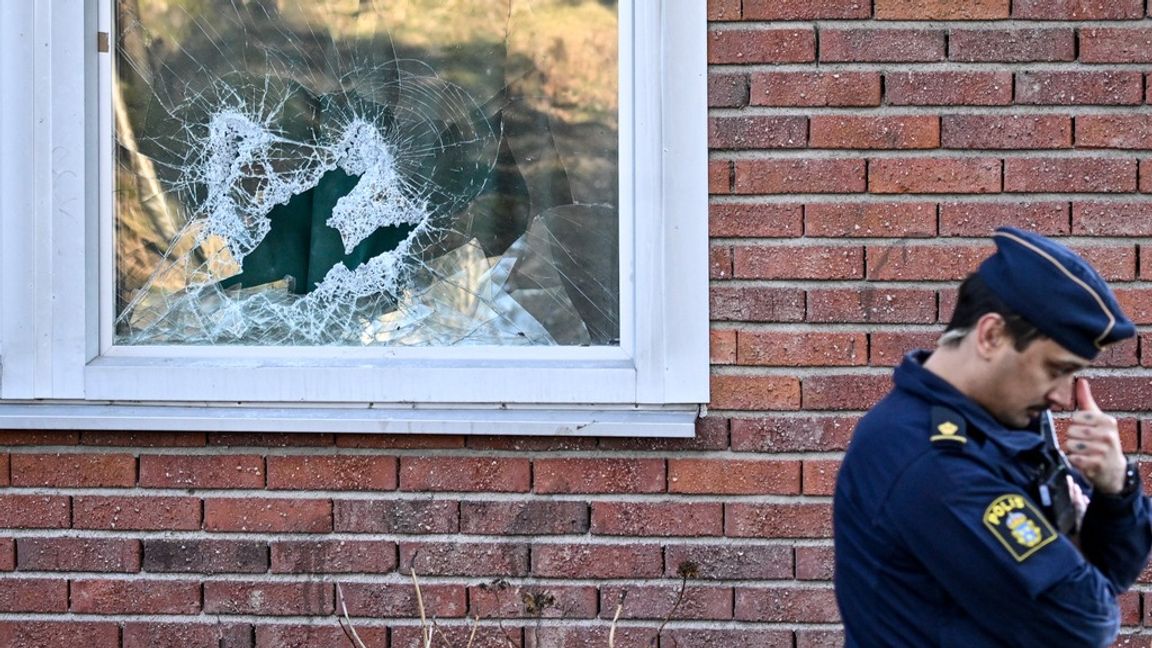 Brytmärken på dörrar och krossade fönster vittnar om polisens insats. Arkivbild. Foto: Anders Wiklund/TT