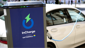 Genrebild. Efter en elbilsbrand i höstas varnar nu Arbetsmiljöverket för riskerna med elfordon i tunnelbanebygget. Foto: Janerik Henriksson/TT