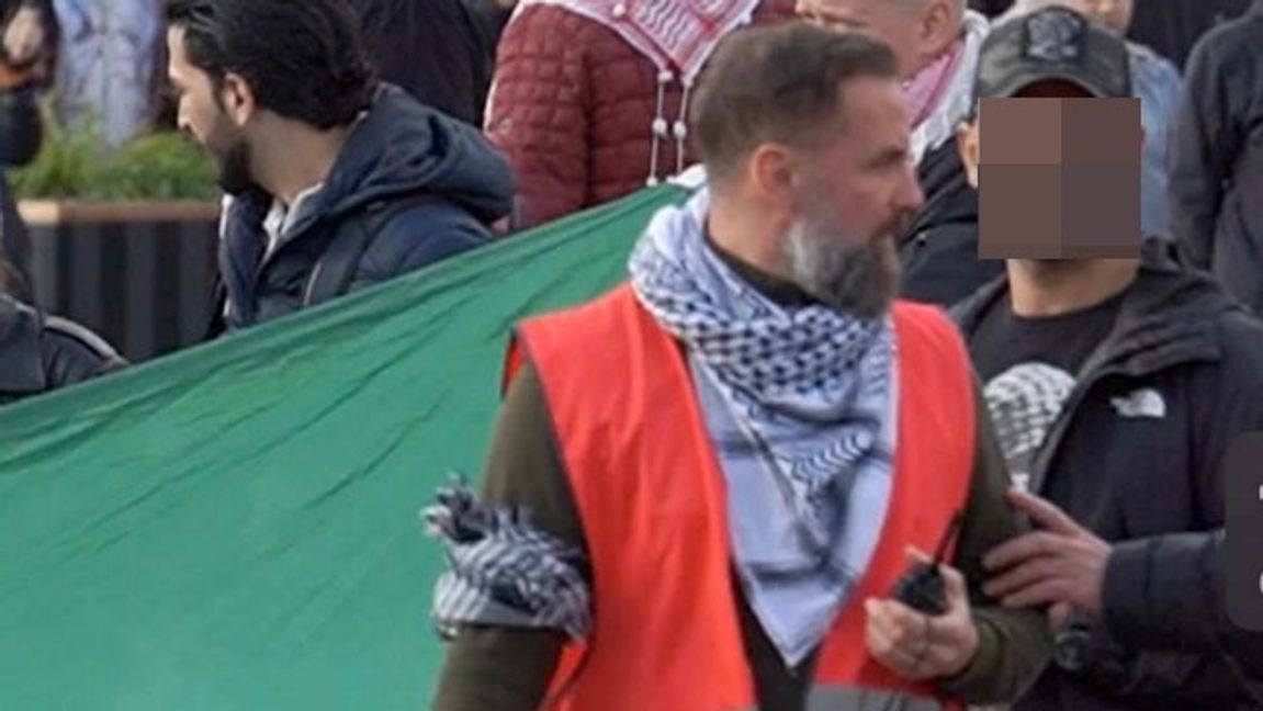 Brottsoffrets egen bild av den nu dömde mannen, längst till höger i bild. Bild: FUP