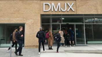 Personer som ska skriva ett antagningsprov utanför Danmarks medie- och journalisthögskola (DMJX) i Århus. Arkivbild. Foto: DMJX.