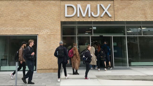 Personer som ska skriva ett antagningsprov utanför Danmarks medie- och journalisthögskola (DMJX) i Århus. Arkivbild. Foto: DMJX.