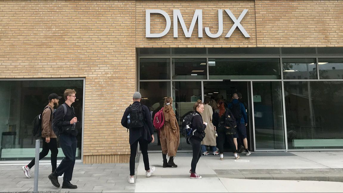 Personer som ska skriva ett antagningsprov utanför Danmarks medie- och journalisthögskola (DMJX) i Århus. Arkivbild. Foto: DMJX.