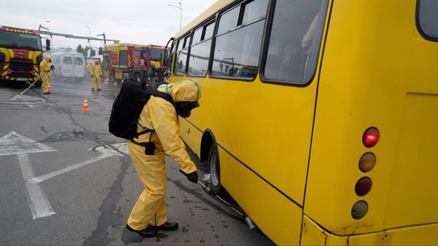 En ukrainsk räddningstjänstmedarbetare kontrollerar strålningsivån på en buss i ukrainska Zaporizjzja under en övning den 29 juni 2023. Sedan regionens kärnkraftverk som ligger 5 mil fågelvägen från Zaporizjzja ockuperats av Ryssland har Ukraina försökt förbereda sig för olika scenarier. Foto: AP Photo/Evgeniy Maloletka