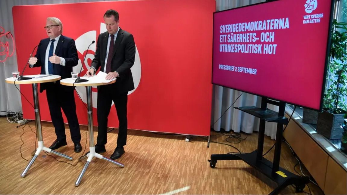 Det verkliga hotet mot demokratin. Peter Hultqvist och  Anders Ygeman inför valet 2022 Foto: Marko Säväälä/TT