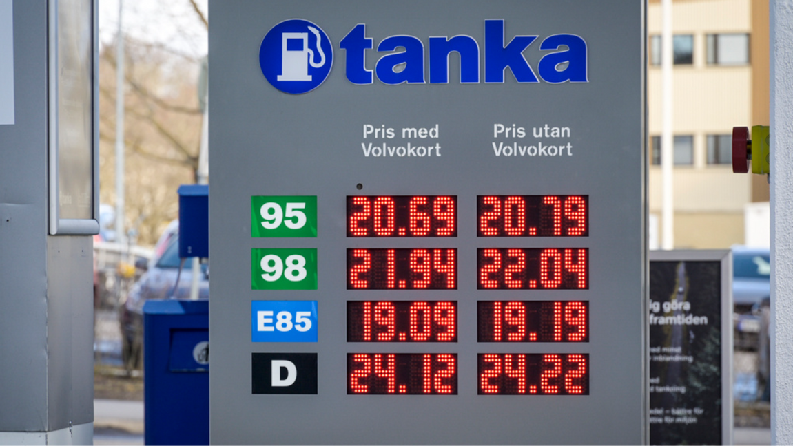 Är livet verkligen värt att leva när bensinpriset är över 20 kronor litern? Foto: Janerik Henriksson/TT