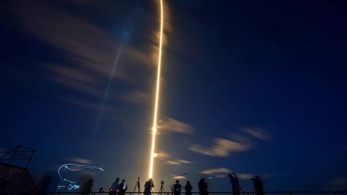 Falcon 9-raketen lyfter från Kennedy Space Center i Florida. Foto: John Raoux/AP/TT