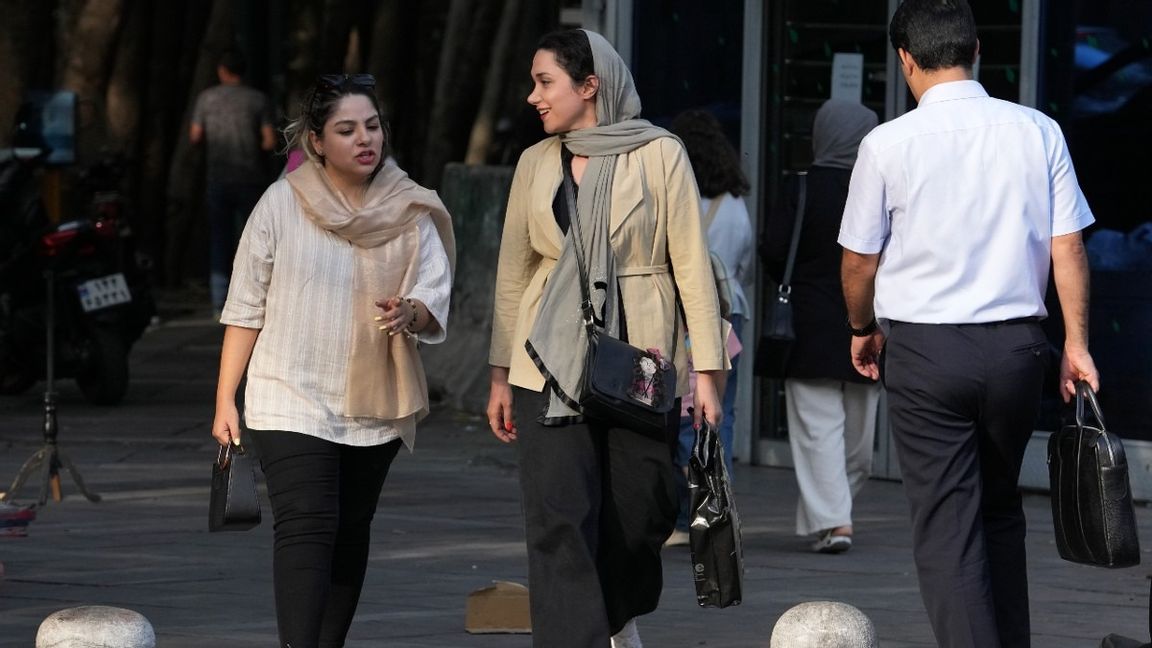 Iranska kvinnor i Teheran promenerar på gatorna. Foto: Vahid Salemi