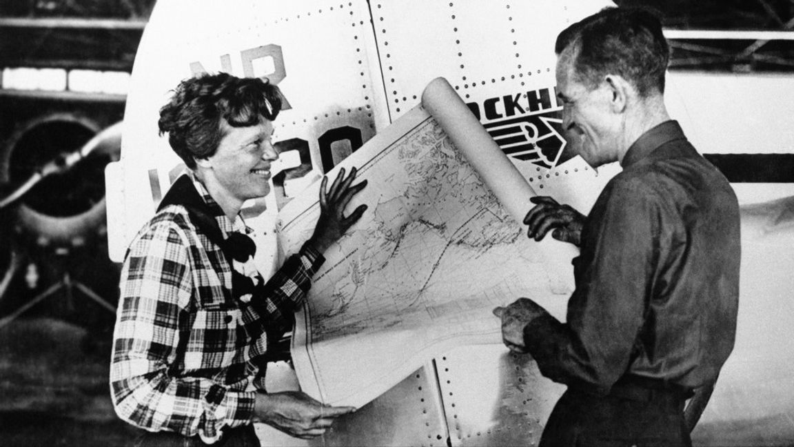 Amelia Earhart och navigatören Fred Noonan innan den sista episka resan. Foto: AP/TT