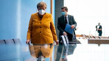 Tysklands förbundskansler Angela Merkel och hennes talesperson Steffen Seibert. Foto: Kay Nietfeld/AP/TT