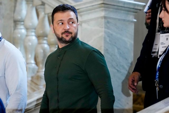 Ukrainas president Volodymyr Zelenskyj på plats på Ambrosetti Forum i norra Italien under lördagen, där han mötte Italiens premiärminister Giorgia Meloni. Luca Bruno/AP/TT