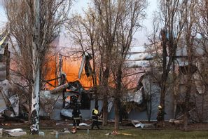 Förödelse efter en rysk attack mot Dnipro i Ukraina tidigare i våras. Arkivbild. Foto: Arsen Dzodzaiev/AP/TT