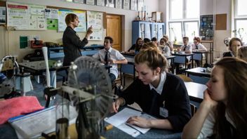 Fysiklektion i Warszawa, Polen. Eleverna bär en tämligen informell uniform Foto: Wojtek Radwanski/TT